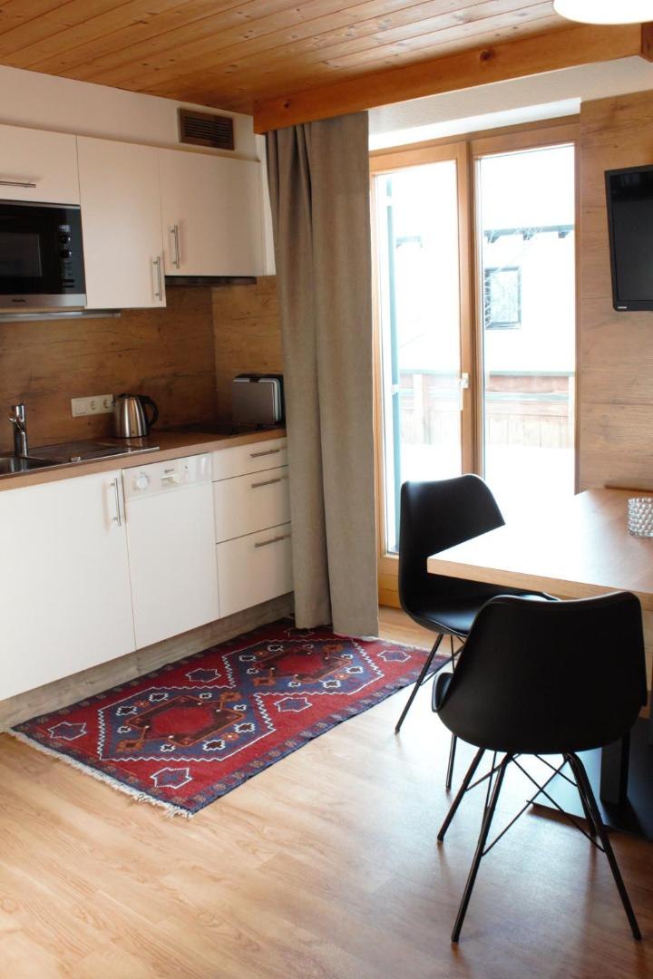 Wohnküche mit Essplatz und Zugang zur Terrasse in der Ferienwohnung II im Haus Biberkopf, Lech am Arlberg