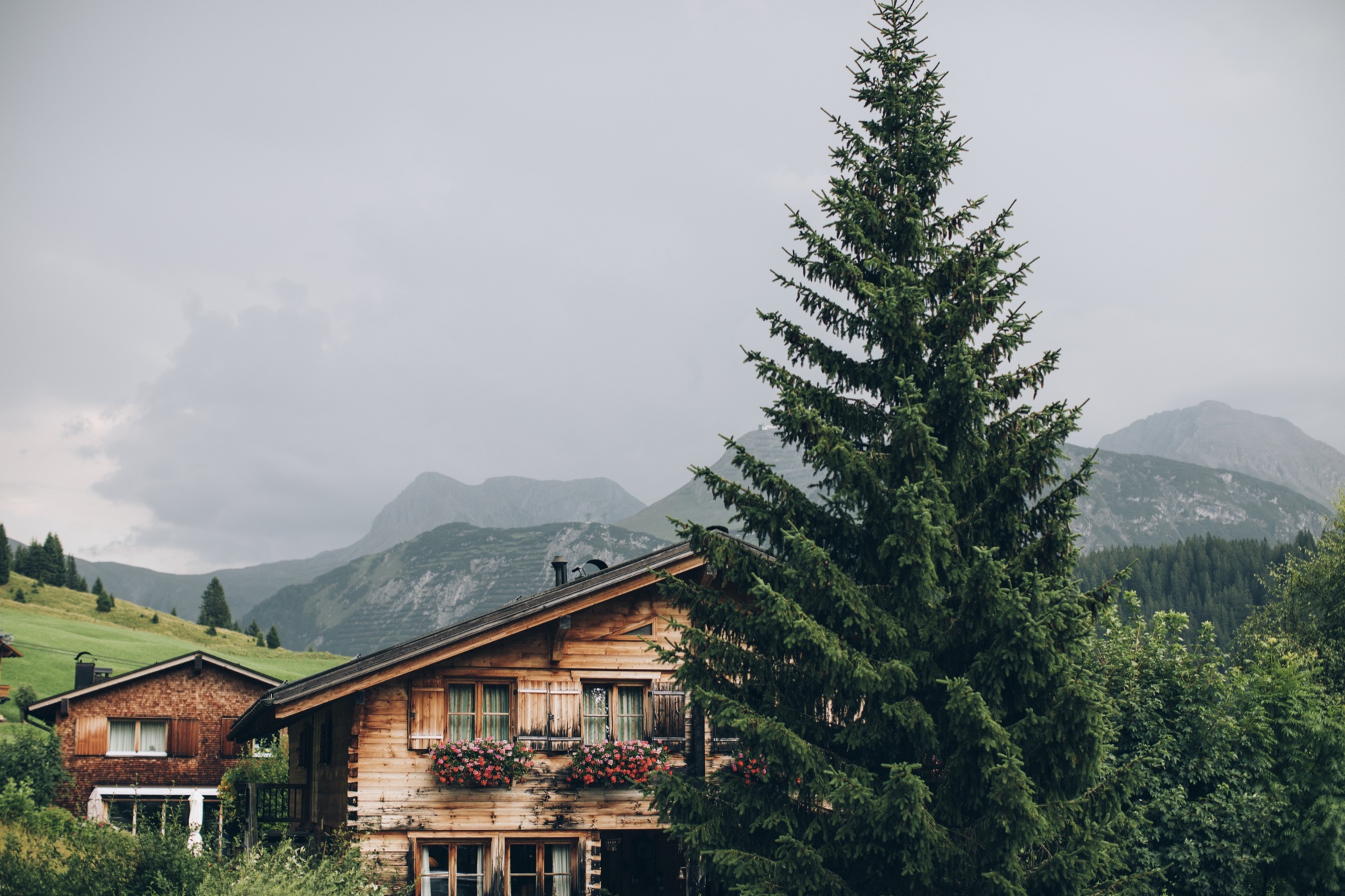 Almwiesen und Chalets über Lech am Arlberg im Sommer
