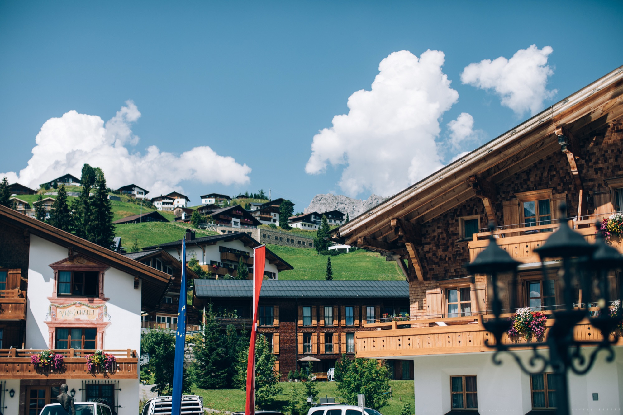 Das sommerliche Ortszentrum von Lech am Arlberg