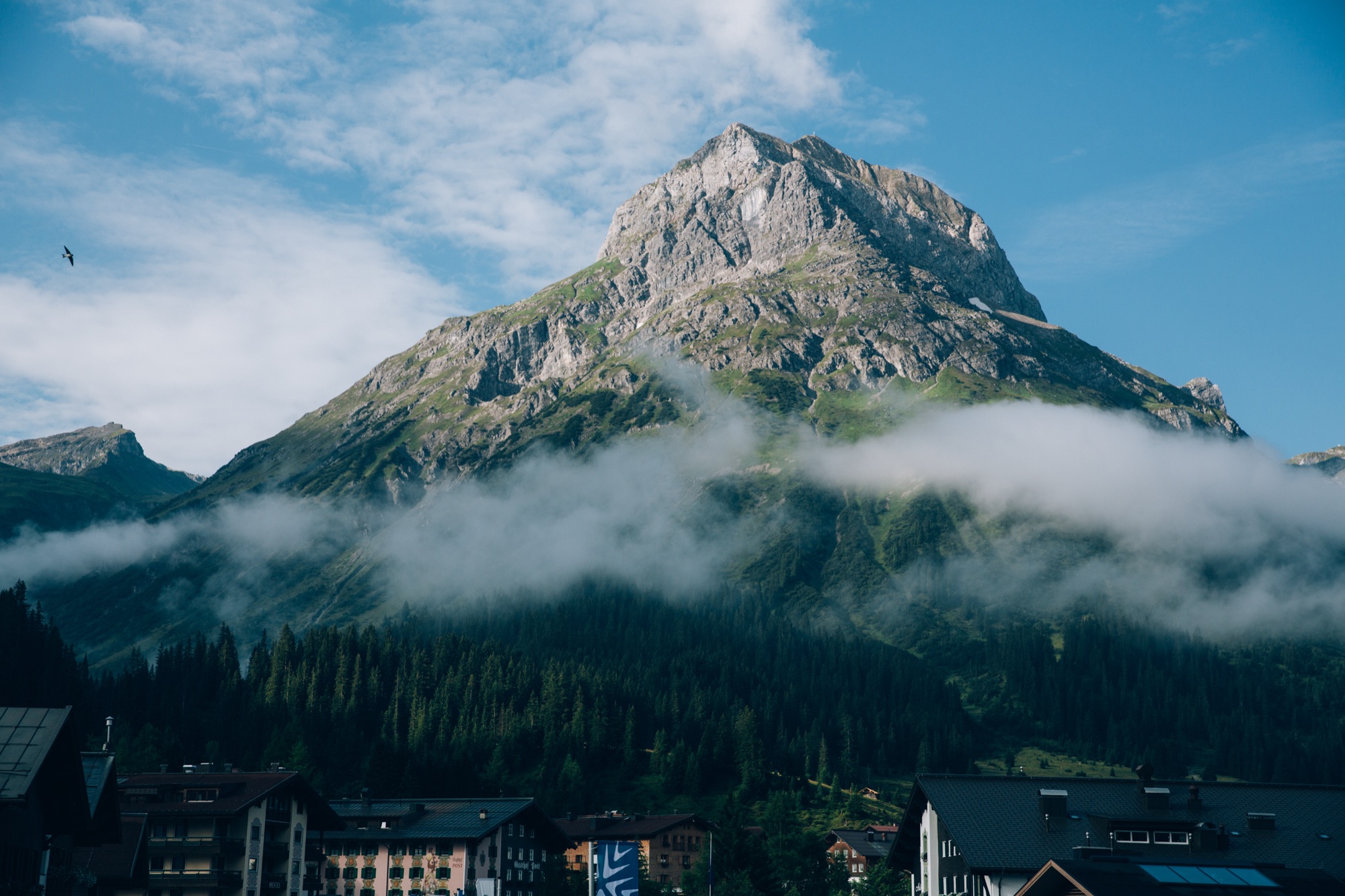 Das Omeshorn thront über dem sommerlichen Lech