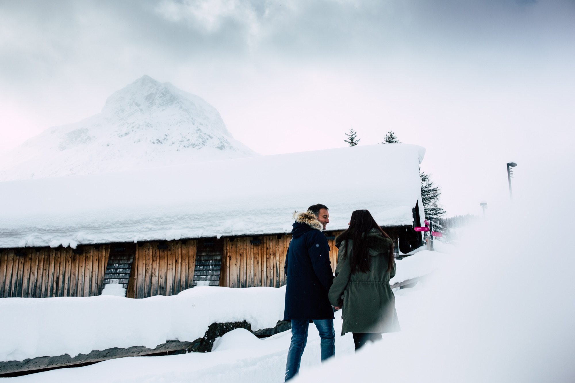 Verschneites Holzchalet in der Lecher Bergwelt